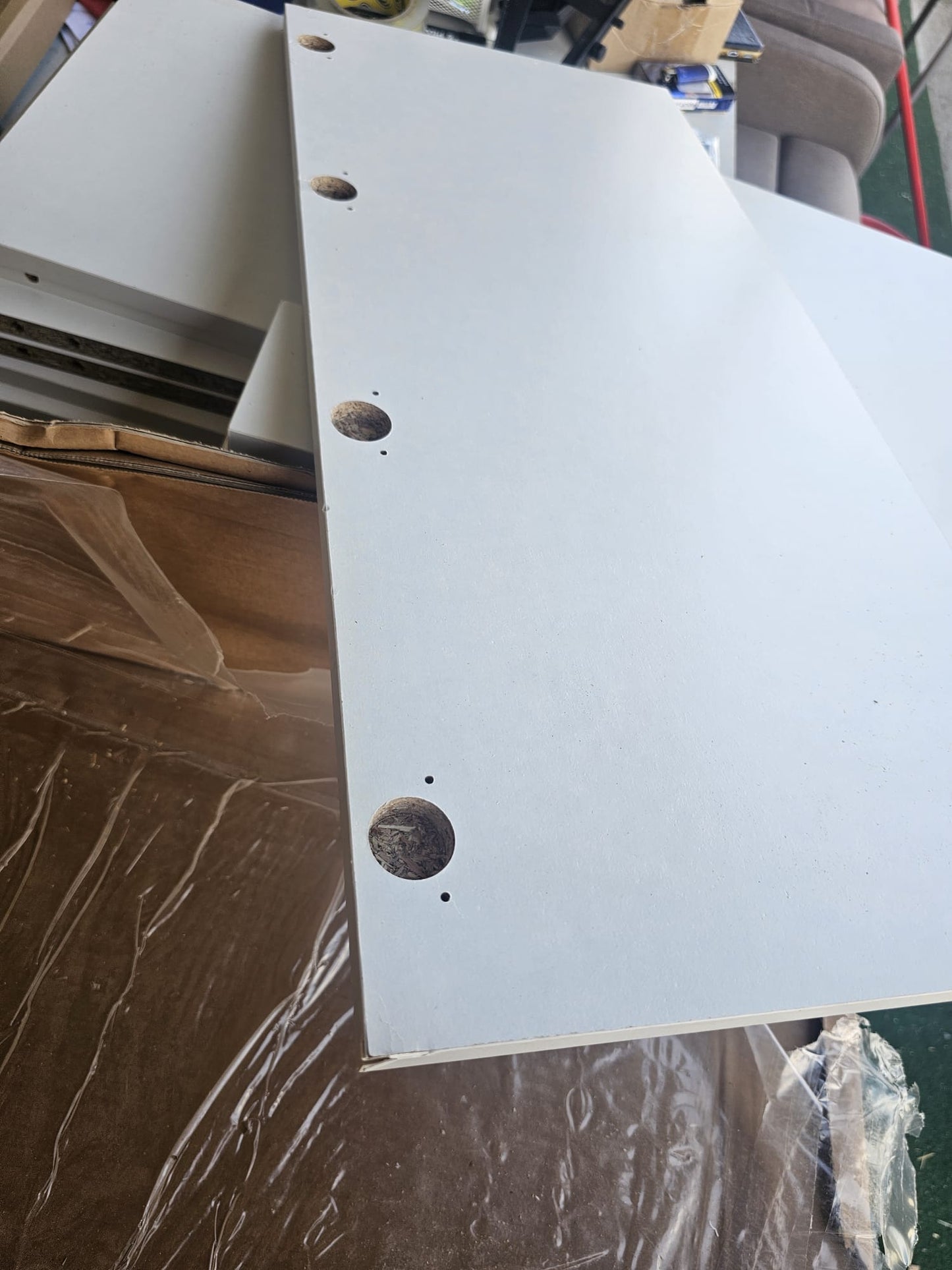 Comode TV de perete cu lumini LED, 2 buc., alb, 30,5x35x70 cm