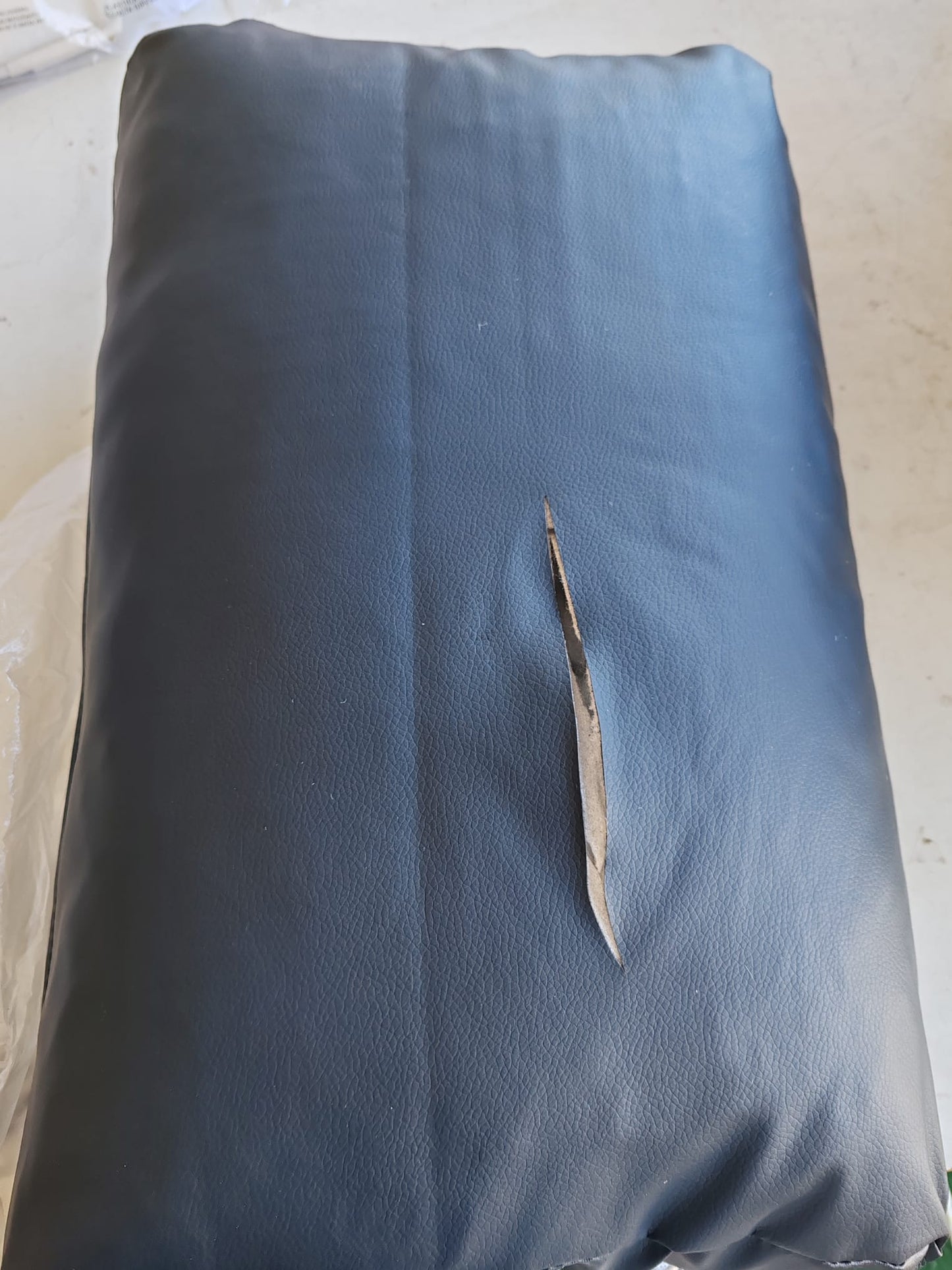 Fotoliu cub, picioare cromate, negru, piele ecologică