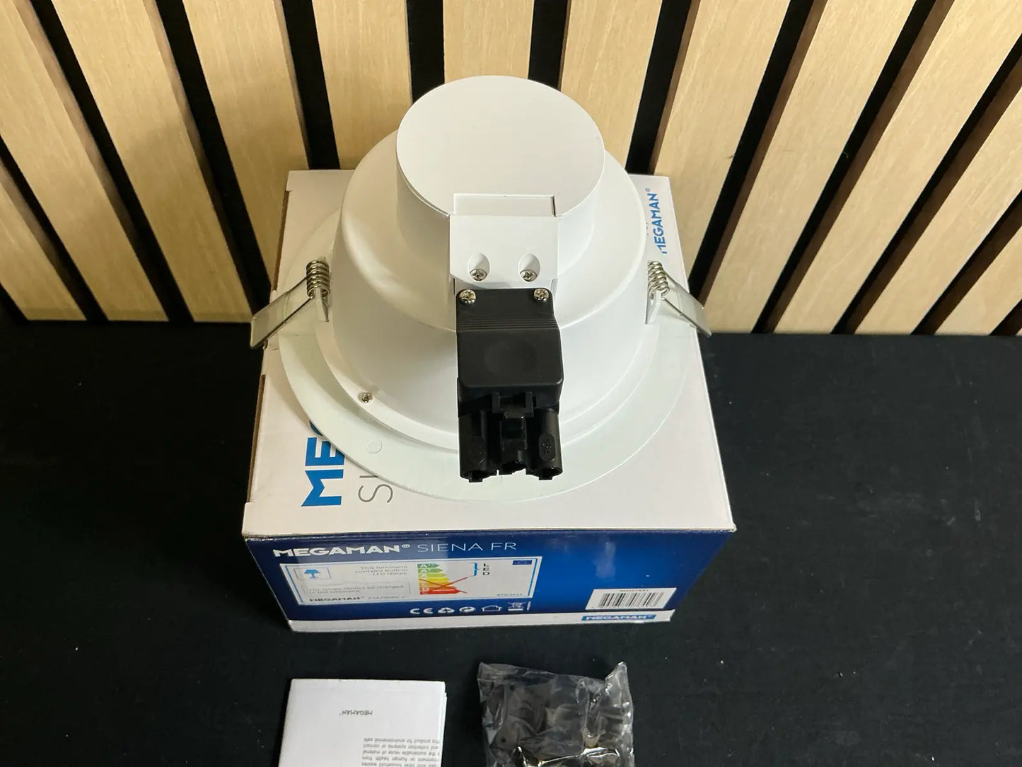 Megaman Siena FR MM07649 – Corp de iluminat LED tip downlight premium, integrat, 16.5W, 4000K, 1560 lumeni