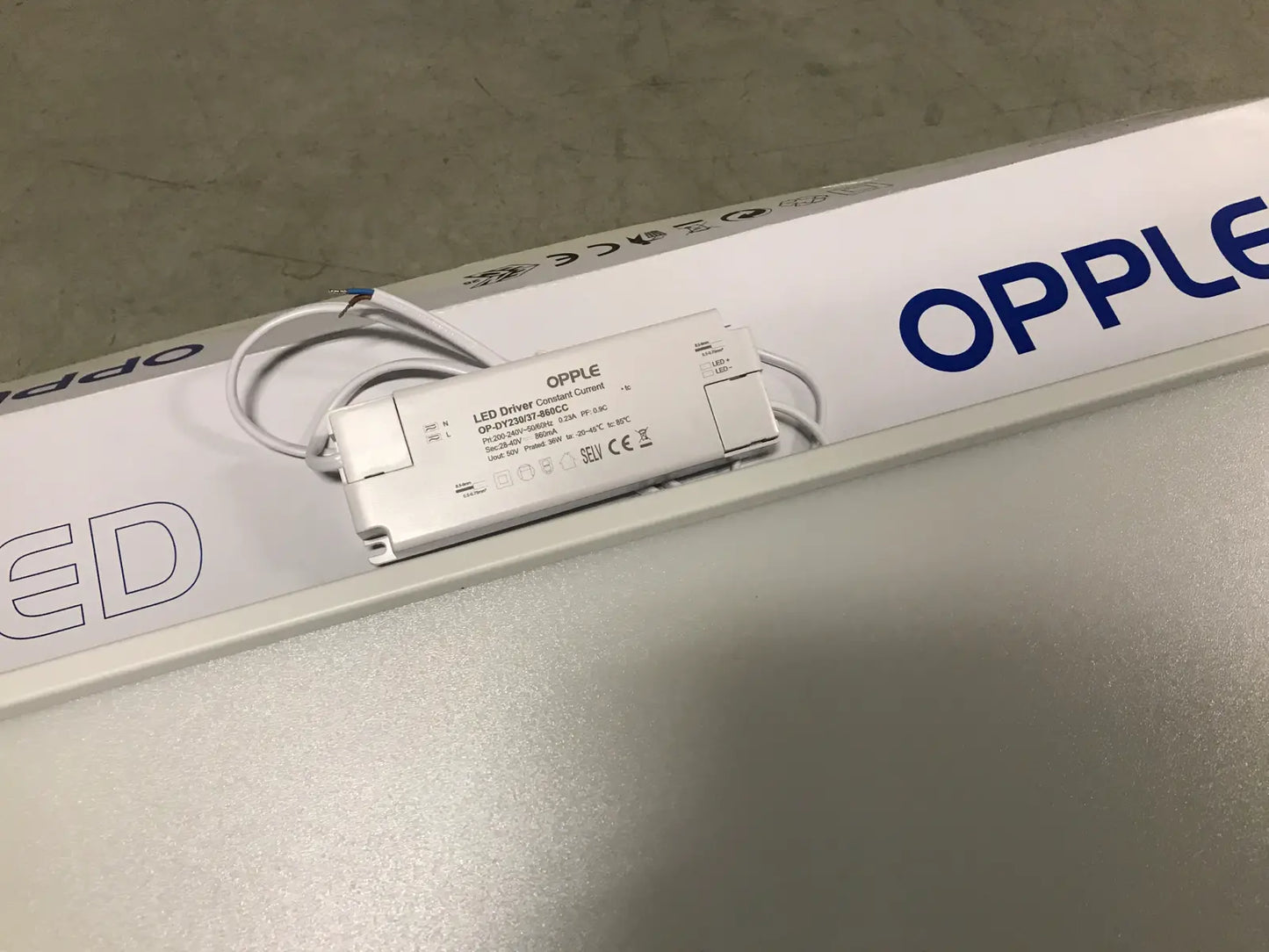 Panou LED profesional OPPLE 60x60 cm – Iluminare eficientă și modernă pentru spații comerciale și birouri