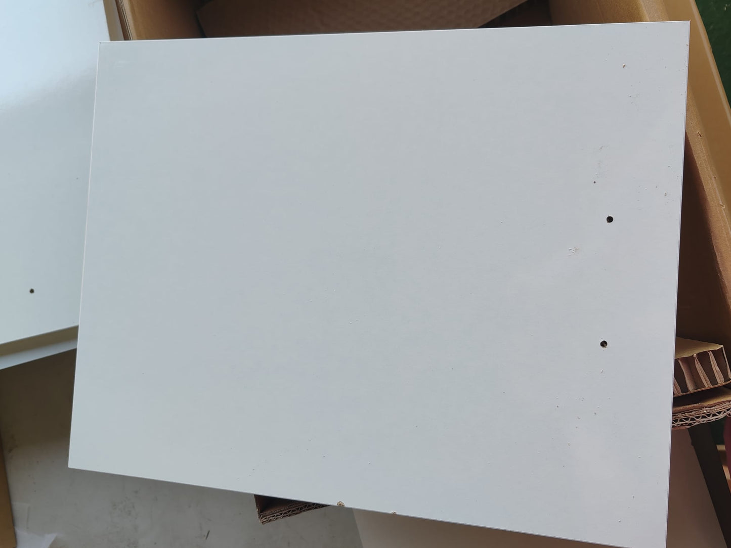 Comodă TV, alb extralucios, 150x30x50 cm, lemn compozit