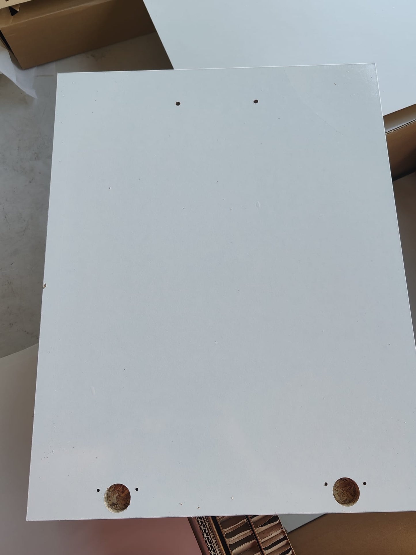 Comodă TV, alb extralucios, 150x30x50 cm, lemn compozit