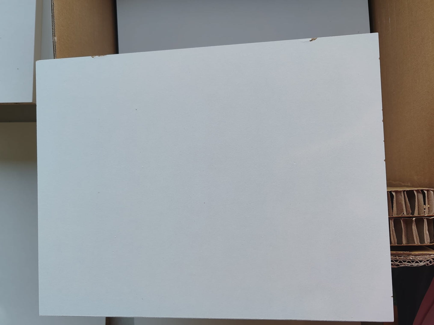 Comodă TV, alb extralucios, 150x30x50 cm, lemn compozit