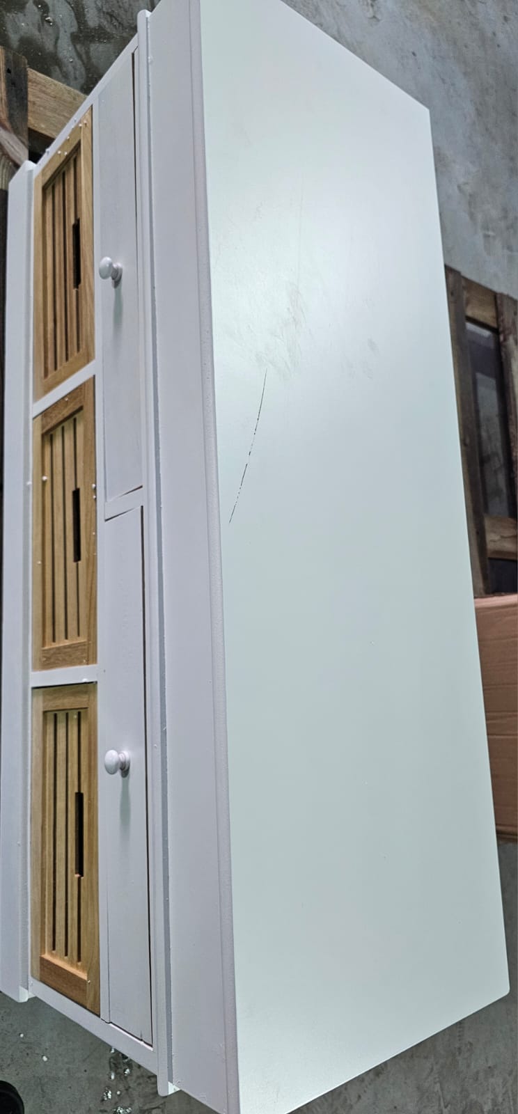 Bancă albă de intrare, cu depozitare și pernă, 2 sertare, 3 coșuri