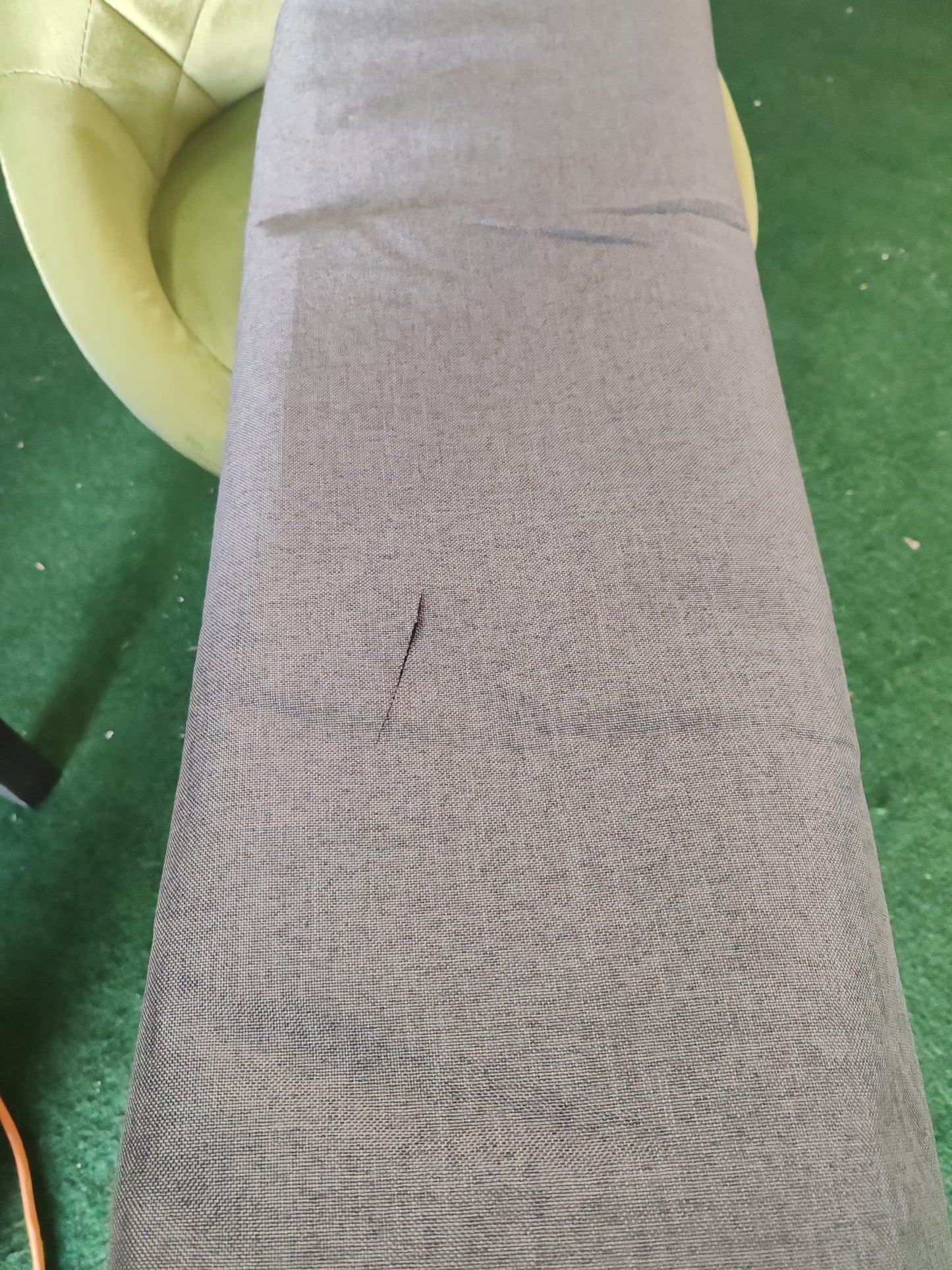 Canapea cu 2 locuri, gri închis, 140 cm, material textil